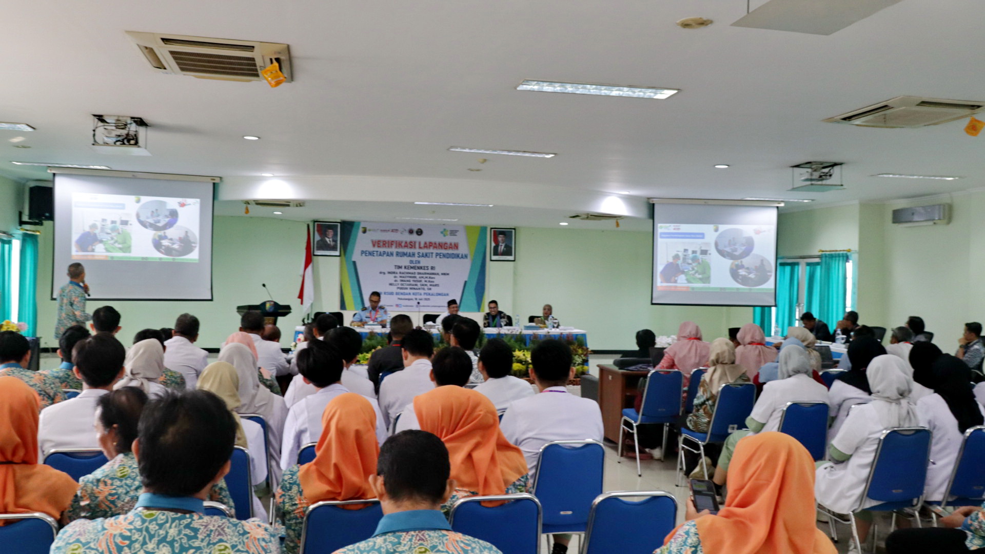 PAPARAN - Direktur RSUD Bendan dr Dwi Heri Wibawa saat berikan paparan di depan tim verlap, di aula RS setempat, Jumat (18/7/2025).