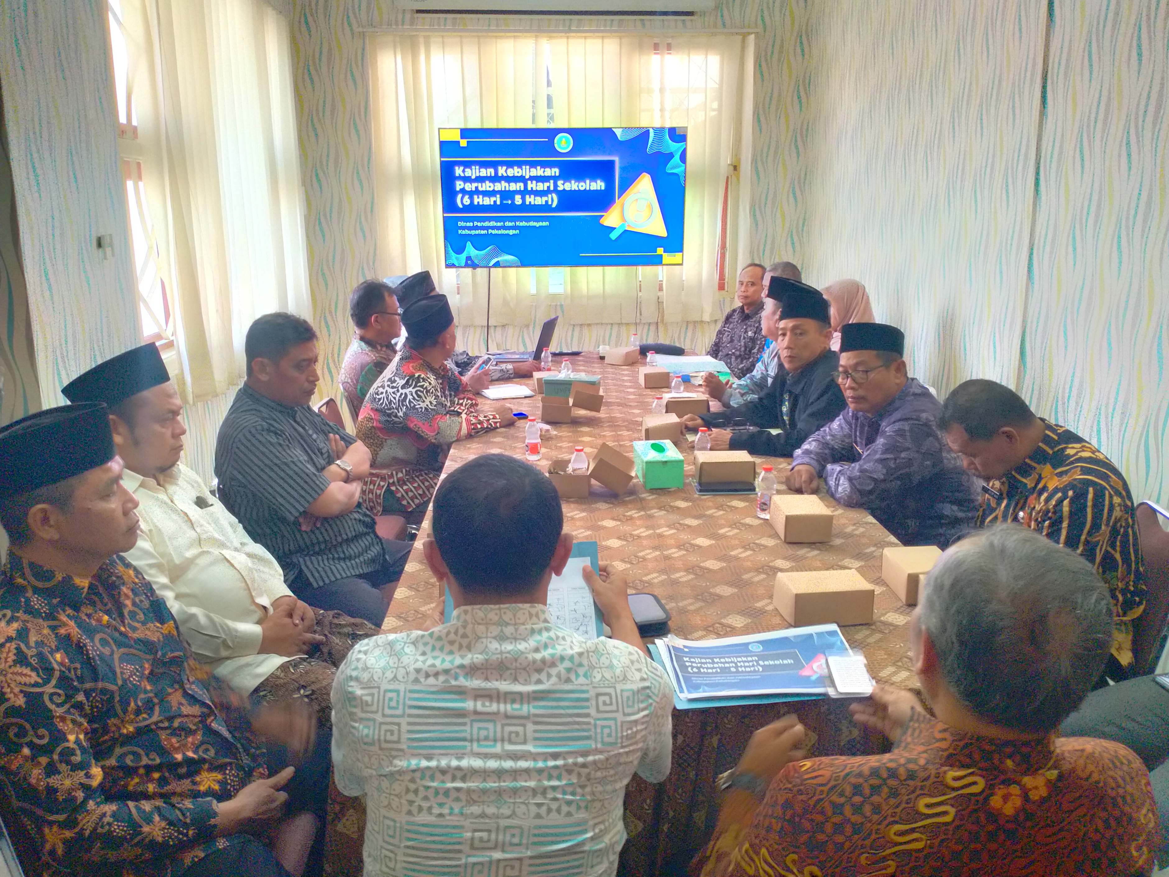 JARING MASUKAN: Dindikbud Kabupaten Pekalongan saat menjaring masukan terkait rencana pemberlakuan lima hari sekolah, Jumat (18/7/2025).