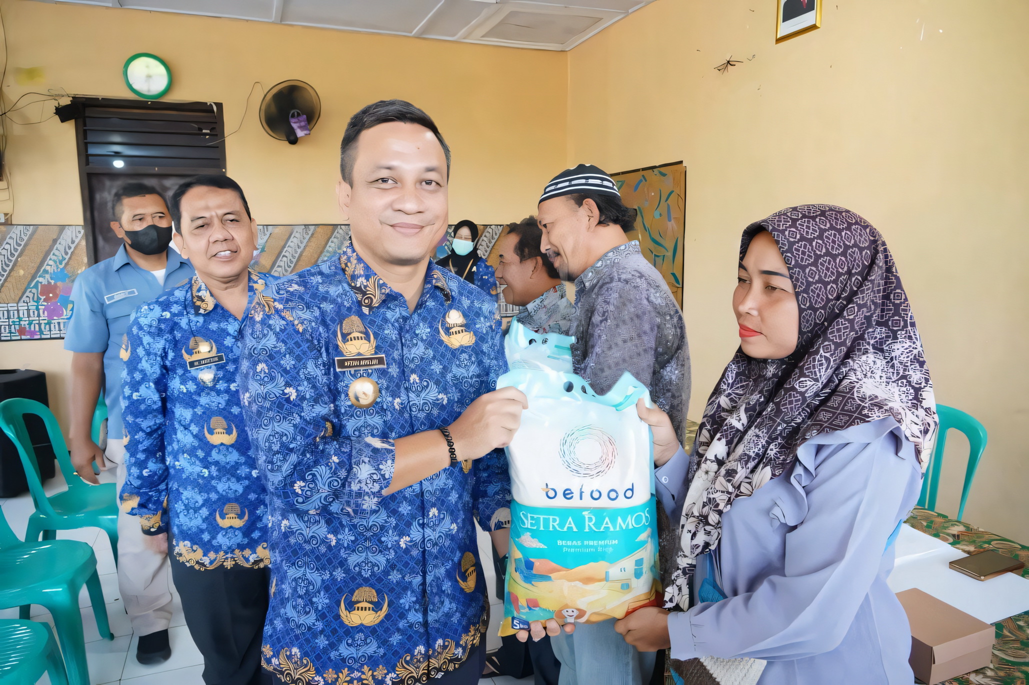 SERAHKAN -  Wali Kota Pekalongan HA  Afzan Arslan Djunaid secara simbolis serahkan bantuan beras cadangan pangan, di Kelurahan PasirKratonKramat Kamis (17/7/2025).
