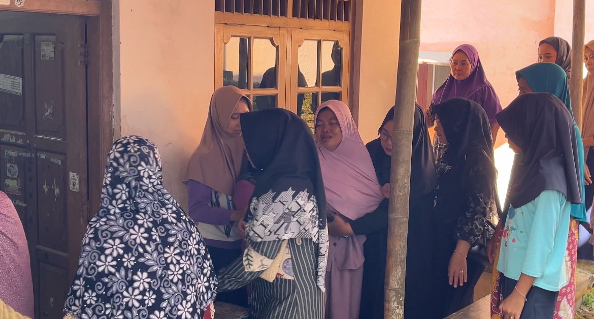 PILU: Tetangga dan kerabat saat mencoba menenangkan ibunda Rafa yang syok berat saat jenazah diberangkatkan ke makam.
