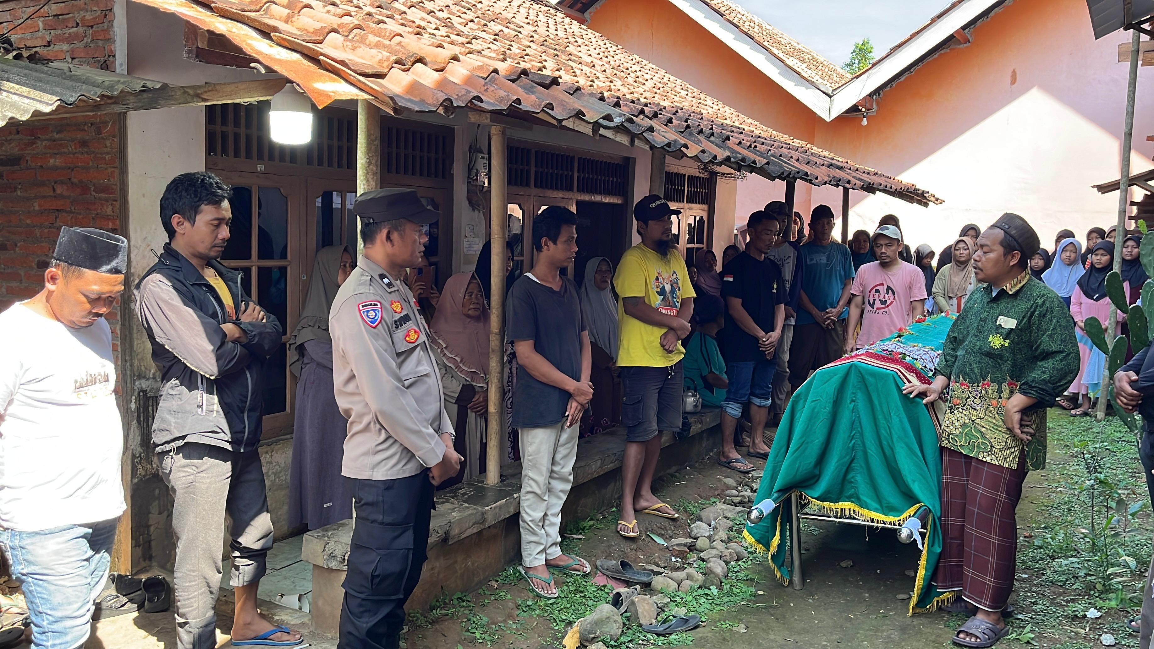 RUMAH DUKA: Suasana di rumah duka saat jenazah Rafa bersiap dibawa ke pemakaman, Desa Bukur, Kecamatan Bojong, Kabupaten Pekalongan, Minggu (20/7/2025).