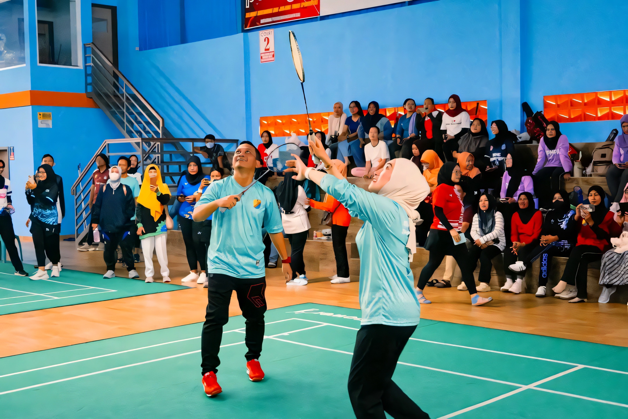 PUKUL BOLA - Inggit Soraya dan Wali Kota Aaf saat pertandingan exibisi, pada pembukaan Kejuaraan Bulutangkis Putri Piala Ketua TP PKK Kota Pekalongan di GOR UJ, Sabtu (19/7/2025).