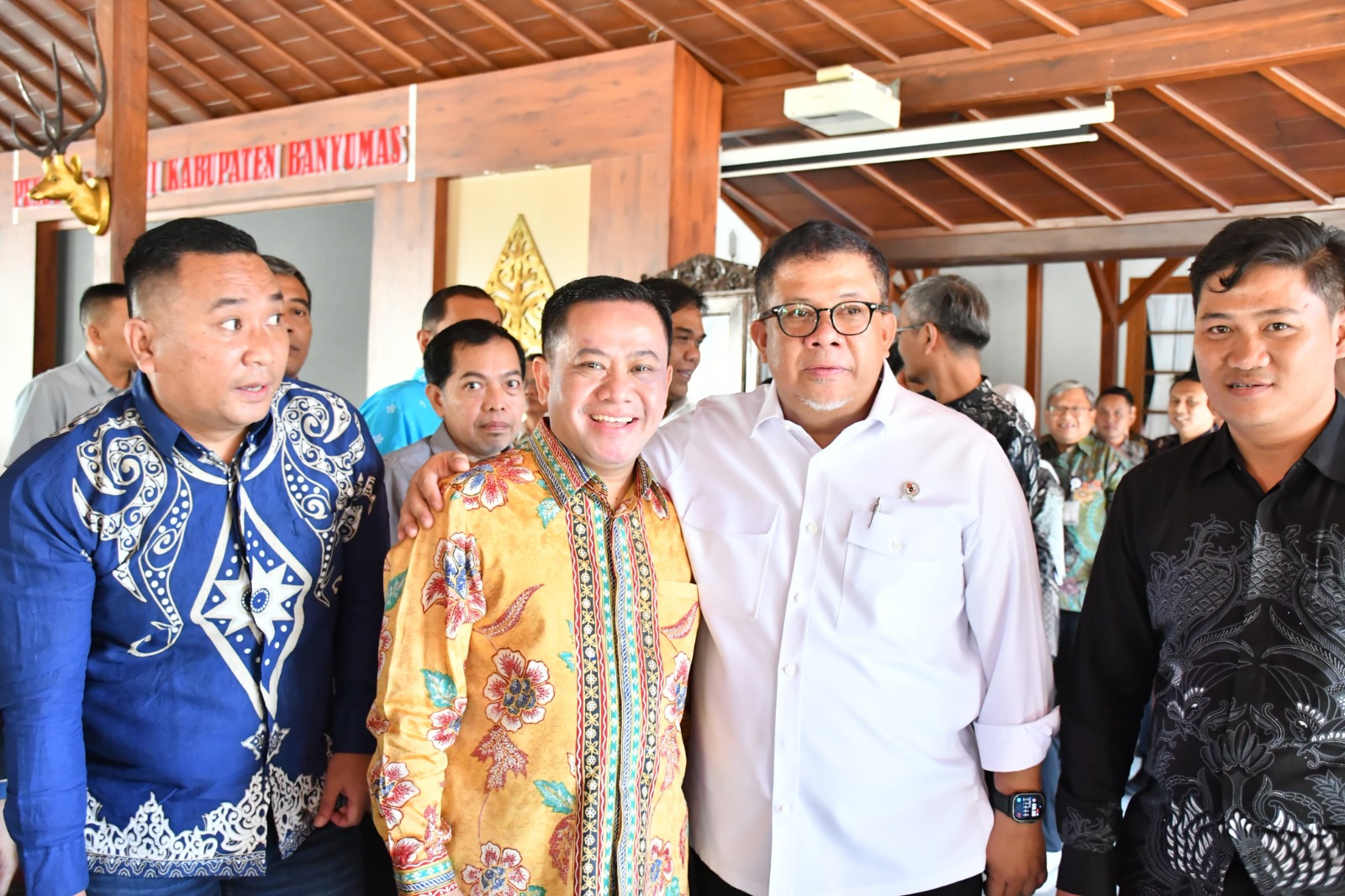 CURI KESEMPATAN: Wabup Pekalongan Sukirman memanfaatkan pertemuan dengan Wamen PKP Fahri Hamzah di Banyumas untuk mengajukan sejumlah usulan, Minggu (20/7/2025).