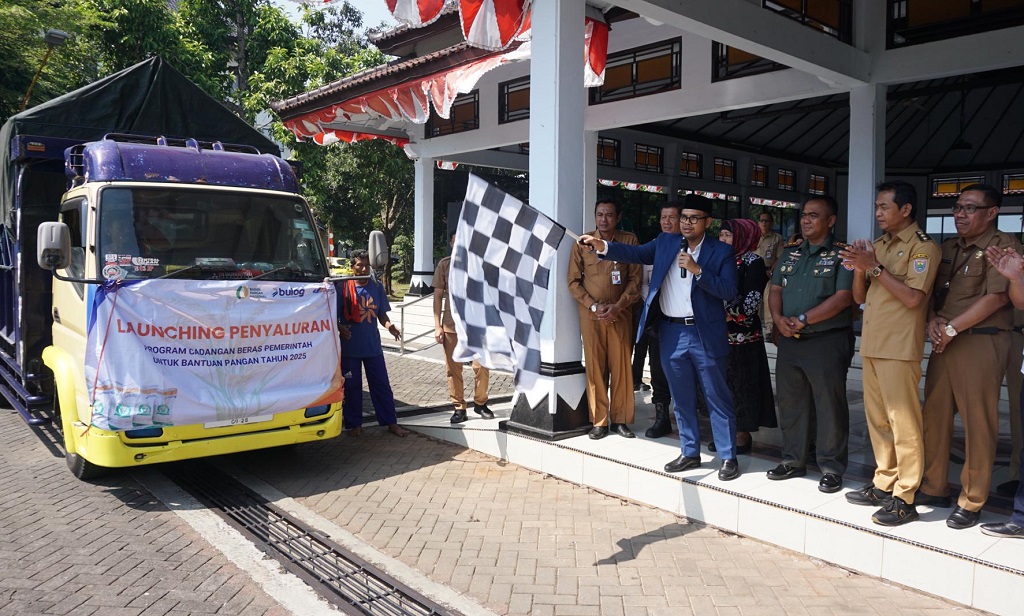 BANTUAN: Bupati Batang M Faiz Kurniawan bersama Wakilnya memberangkatkan truk yang mengangkut beras gratis.