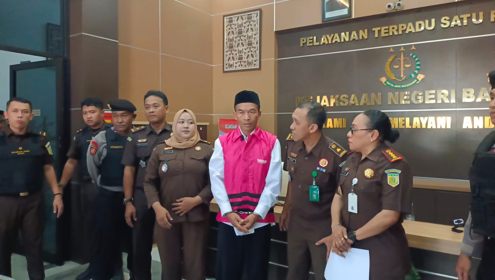 KORUPSI: Kepala Kejaksaan Negeri Batang, Efi Paulin Numberi bersama jajarannya saat menggelandang tersangka.