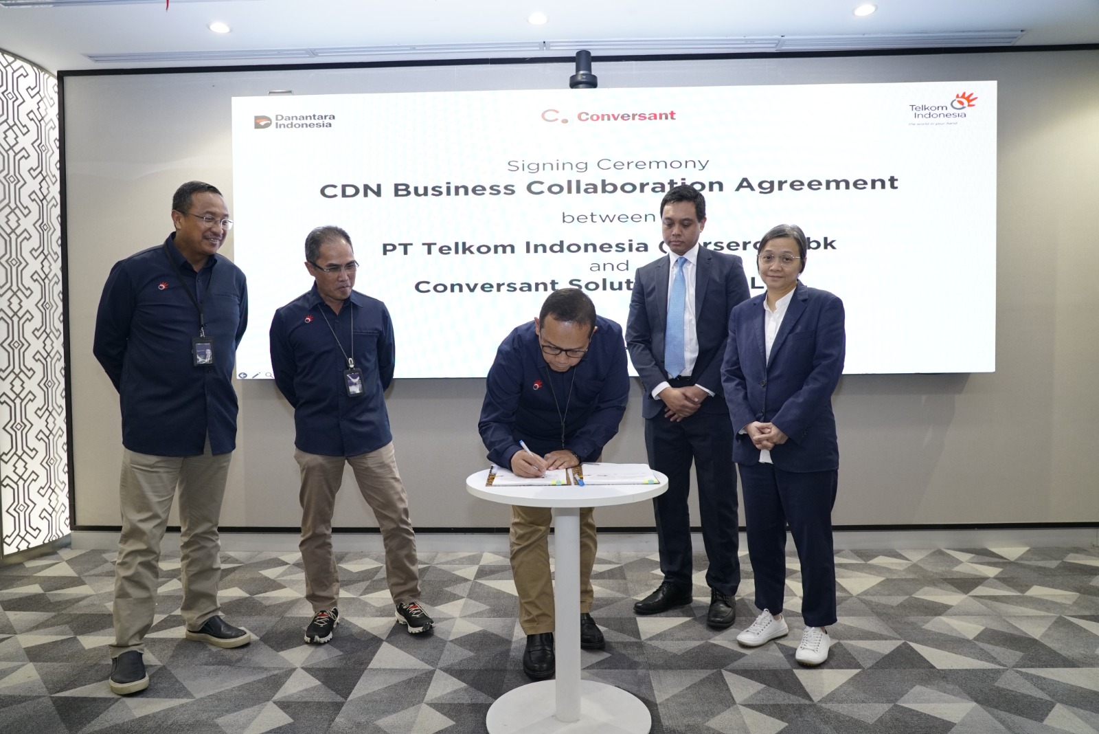KOLABORASI : Pimpinan Telkom dan CEO Conversant Cheong Fun Hua saat penandatanganan perjanjian kerja sama penyediaan layanan CDN as a Service/CaaS antara Telkom dan Conversant.