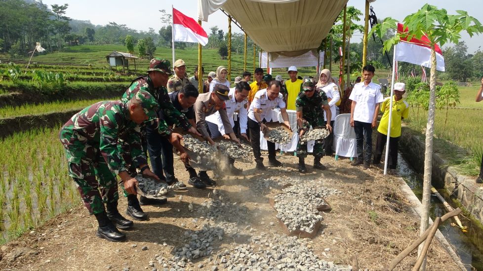 TMMD: Pembukaan TMMD Reguler ke-125 di Desa Windurojo, Kecamatan Kesesi, Kabupaten Pekalongan.
