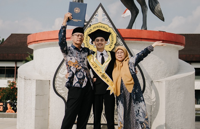 DOKTER DAN AKTIVIS : Gilang Nanda Permana Widodo didampingi kedua orang tuanya saat lulus Fakultas Kedokteran Unsoed Purwokerto.