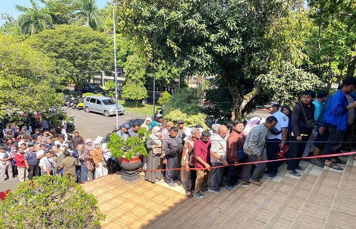 MENGANTRE : Ratusan pedagang Pasar Banjarsari saat mengantre pengundian di Ruang Jlamprang, Kompleks Pemkot Pekalongan, Senin (21/7/2025).