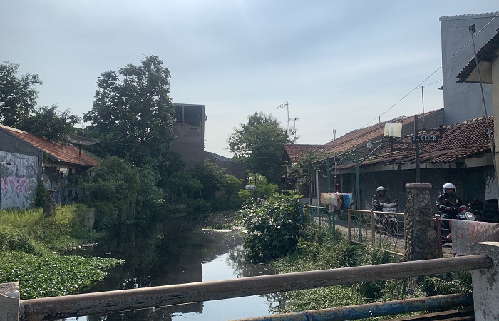 BAU MENYENGAT : Warga Kelurahan Podosugih, Kota Pekalongan mengeluhkan air Sungai Asem Binatul yang tercemar limbah pabrik.