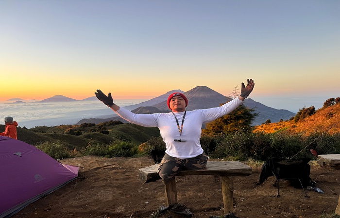 Disabilitas Tanpa Batas, Guru SLB Tanpa Kaki, Taklukkan Gunung Prau dengan Kedua Tangannya