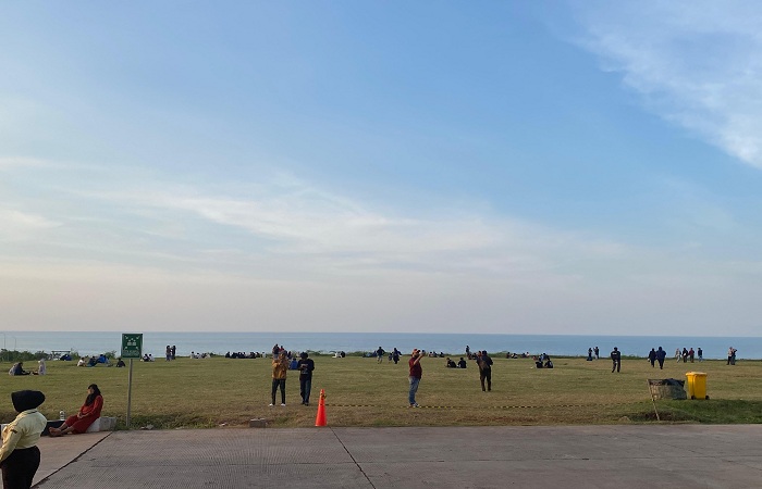 NONGKRONG ASYIK : Lapangan di Kawasan Industri Terpadu Batang (KITB) yang viral di media sosial sebagai destinasi nongkrong favorit warga dan anak muda.