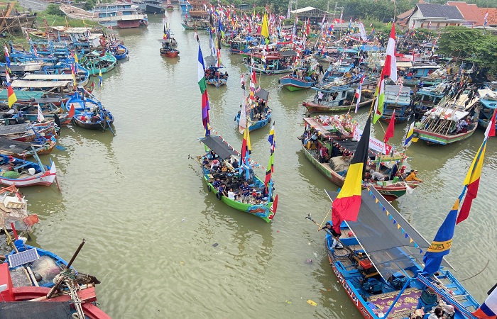 LARUNG SESAJI : Para nelayan melakukan larung kepala kerbau dan berbagai sesaji ke tengah laut sebagai bentuk ungkapan rasa syukur kepada Tuhan atas limpahan rezeki dari laut.