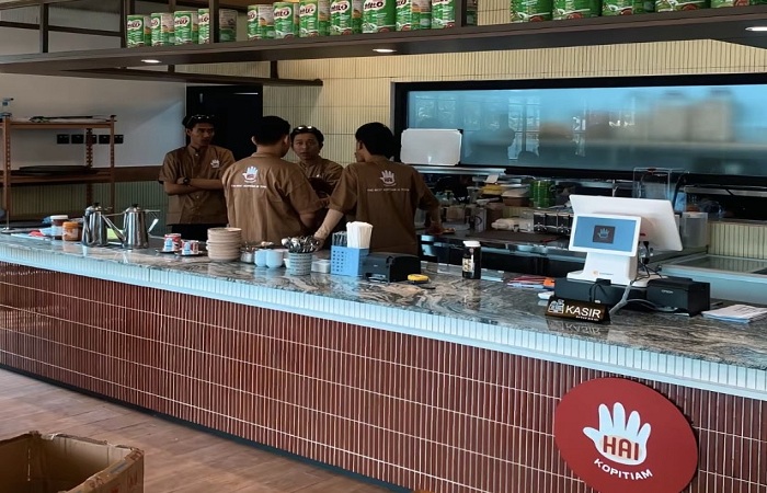 PADUKAN RASA LOKAL : Para pegawai coffee shop baru bernama Kopi Tiam sedang bersiap menyiapkan pesanan pelanggan.
