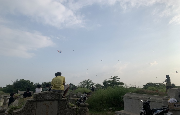 ASYIK BERMAIN: Remaja Kota Pekalongan asyik bermain layang-layang di atas area pemakaman Bong Chino di Kelurahan Kuripan Yosorejo, Kecamatan Pekalongan Selatan, Kota Pekalongan.