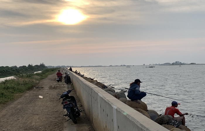 SPOT MEMANCING : Tanggul raksasa di Kelurahan Kandang Panjang, Kecamatan Pekalongan Utara, kini menjelma menjadi salah satu lokasi favorit warga untuk memancing.