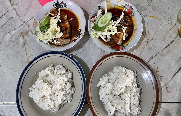 LEZAT : Ayam Panggang H Bari disajikan bersama lalapan segar dan kuah santan merah khas, Sabtu (19/7/2025).