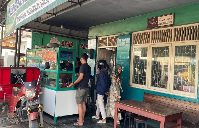 BIKIN NAGIH : Warung Makan Ayam Panggang H Bari ini selalu ramai pembeli, karena cita rasanya yang selalu bikin nagih.