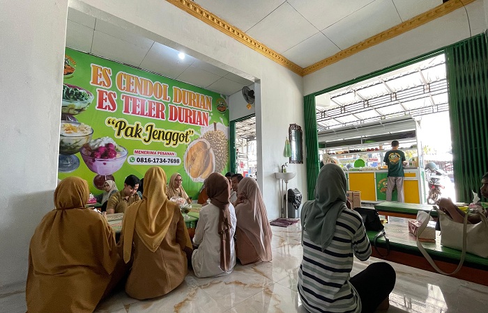 RAMAI : Pengunjung memadati kedai Es Cendol Durian Pak Jenggot yang selalu ramai setiap harinya.
