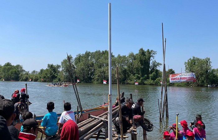 SEDEKAH LAUT : Sebanyak 170 kapal nelayan yang juga peserta lomba dayung dari berbagai daerah mengikuti prosesi pelarungan kepala kerbau.