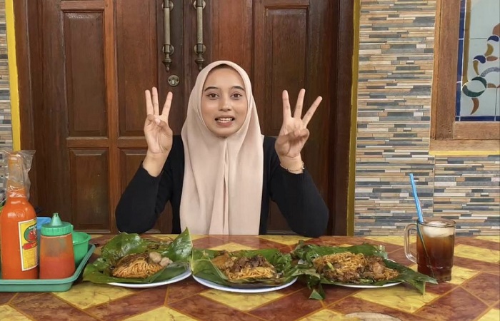 BIKIN KETAGIHAN : Mi Ayam Pak Kin rasanya gurih, bumbunya meresap, dengan aroma smoky yang menggoda dari proses pembakaran.