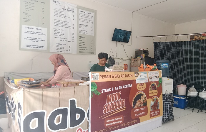 HARUS SABAR : Warung Steak dan Ayam Goreng Mbok Saabaar di Jalan Raya Tosaran, Kecamatan Kedungwuni, Kabupaten Pekalongan yang berdiri sejak 18 Agustus 2018.
