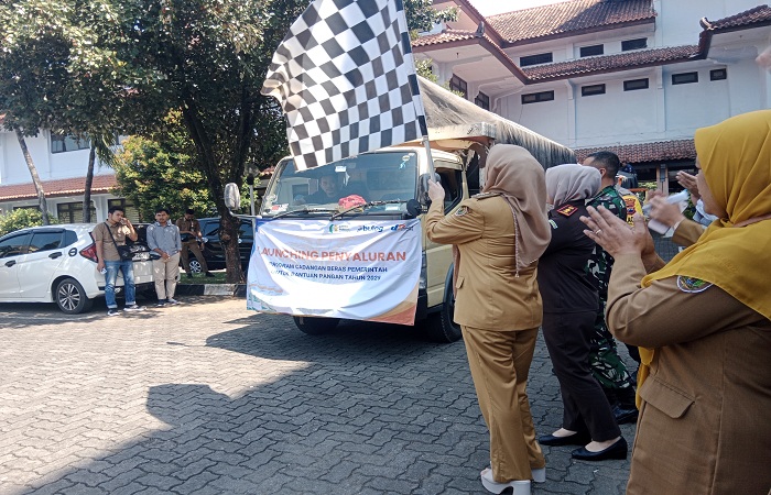 PELUNCURAN CBP : Bupati Batang, Faiz Kurniawan, bersama jajarannya resmi meluncurkan program CBP untuk bantuan pangan tahun 2025 di Pendopo Kabupaten Batang pada Senin 21 Juli 2025.