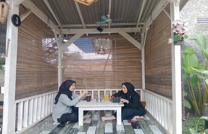 ESTETIK : Suasana kafe Teras An Najah yang di pepohonan yang rindang menciptakan suasana adem dan asri.