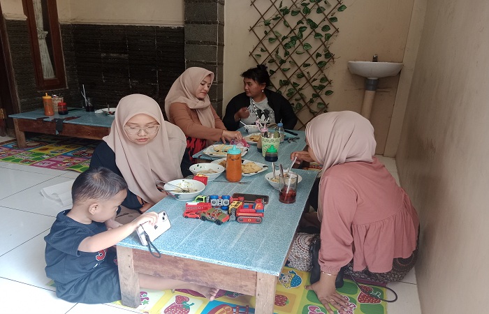 NAGIH BANGET : Para pelanggan Mie So Khas Krapyak Mbak Dewi sedang menikmati makanan bersama keluarga.