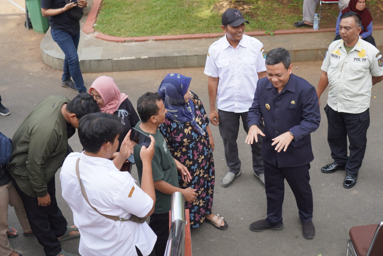 PANTAU LANGSUNG -&nbsp;Walikota Pekalongan HA Afzan Arslan Djunaid saat meninjau langsung pengundian&nbsp;lapak Pasar Banjarsari&nbsp;di ruang Jlamprang,&nbsp;Rabu (23/7/2025)