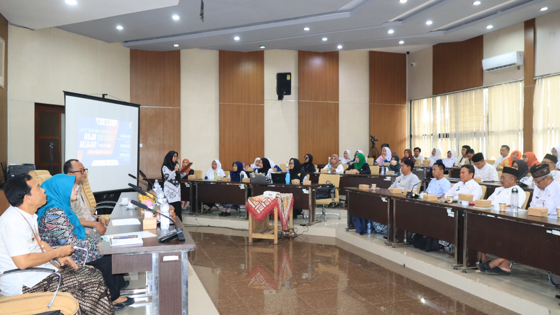 DISKUSI - Bunda PAUD Kota Pekalongan&nbsp;Hj Inggit Soraya, saat hadir dalam&nbsp;FGD Wajar 13 Tahun Tingkat Kota Pekalongan, Ruang Buketan, Jumat (25/7/2025).