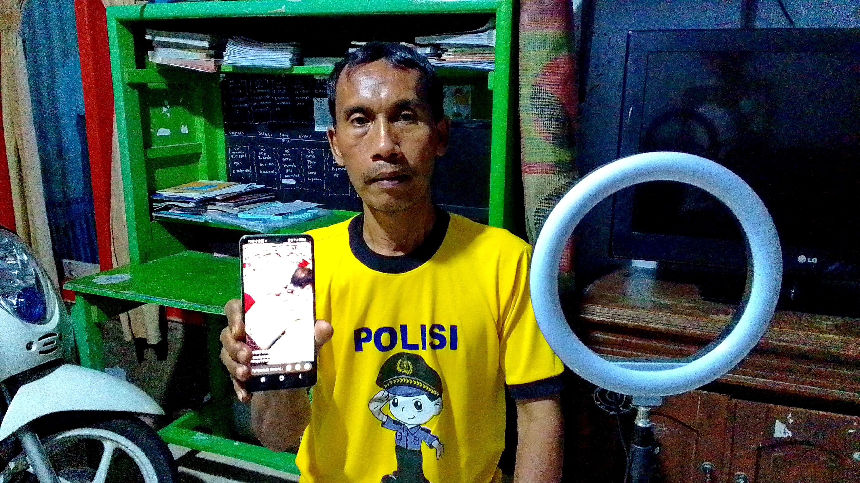 BUAT KONTEN - Agus Fathurachman saat buat konten di studio mininya Pekalongan Utara Kota Pekalongan.