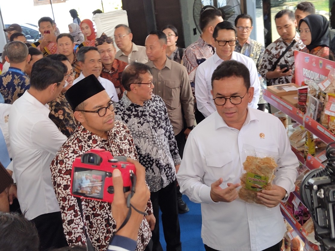 UMKM: Menteri Perdagangan RI, Budi Santoso meninjau produk-produk UMKM Batang.