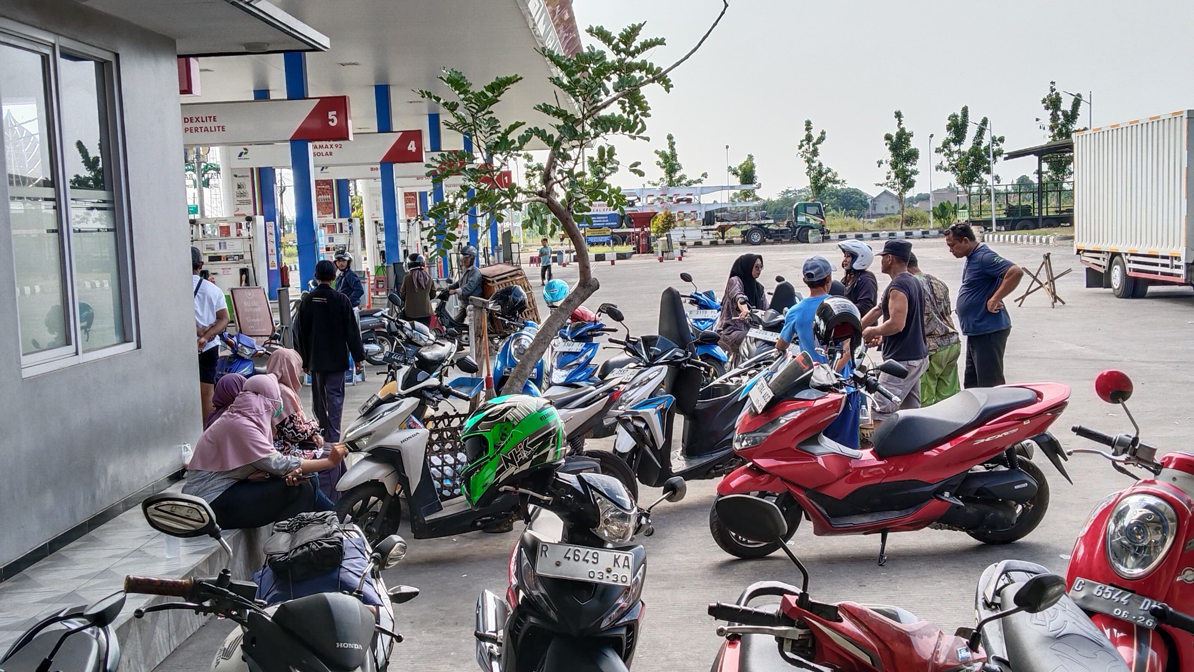 PROTES - Sejumlah pemilik kendaraan di&nbsp;wilayah Kecamatan Gringsing, Kabupaten Batang, Jateng saat protes motornya rusak, Jumat(25/7/2025).