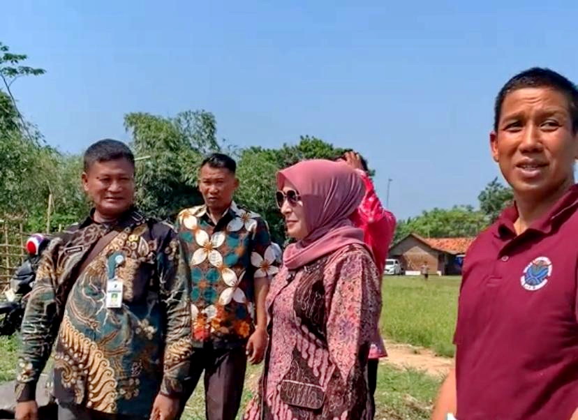 TINJAU - Wawalkot Pekalongan Hj Balgis Diab, Kepala DLH Sri Budi Santoso dan Kepala DPUPR didampingi Lurah Sapuro Kebulen, Achmad Machmuddin saat turun langsung ke TPS3R Jerli, pada Kamis (24/7/2025).