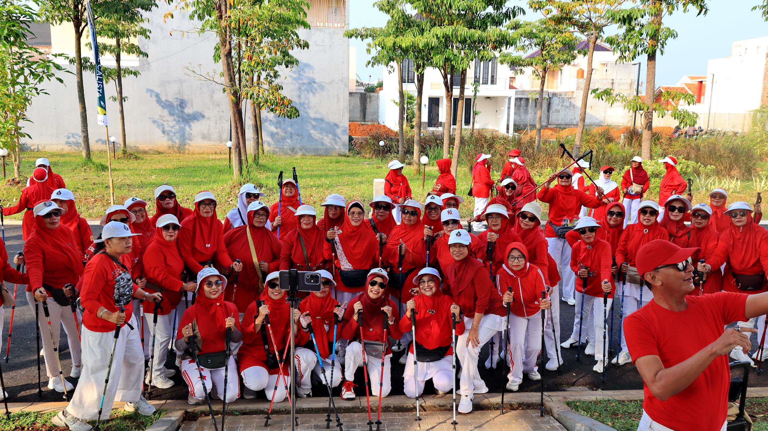 MERIAH &ndash; Puluhan anggota KJNI Batang saat mengikuti senam sehat bersamadalsalah satusudut Kawasan The Calista Royal, Sabtu pagi (26/7/2025).