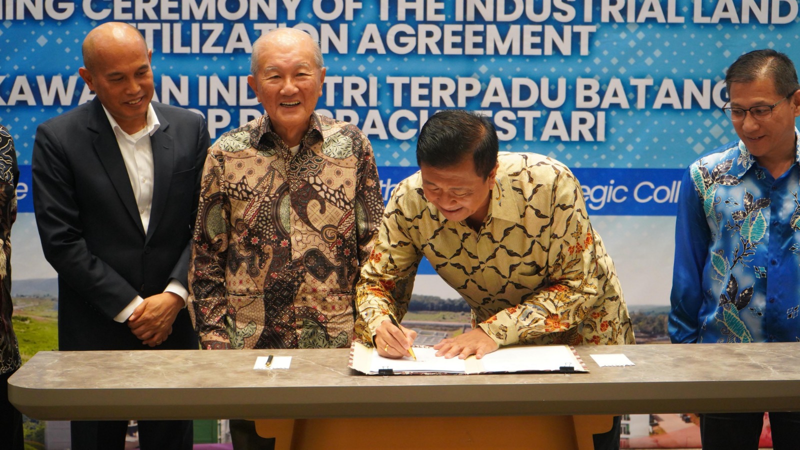 INVESTASI: Penandatanganan kesepakatan untuk investasi di KEK Industropolis Batang bersama perusahaan asal Malaysia.