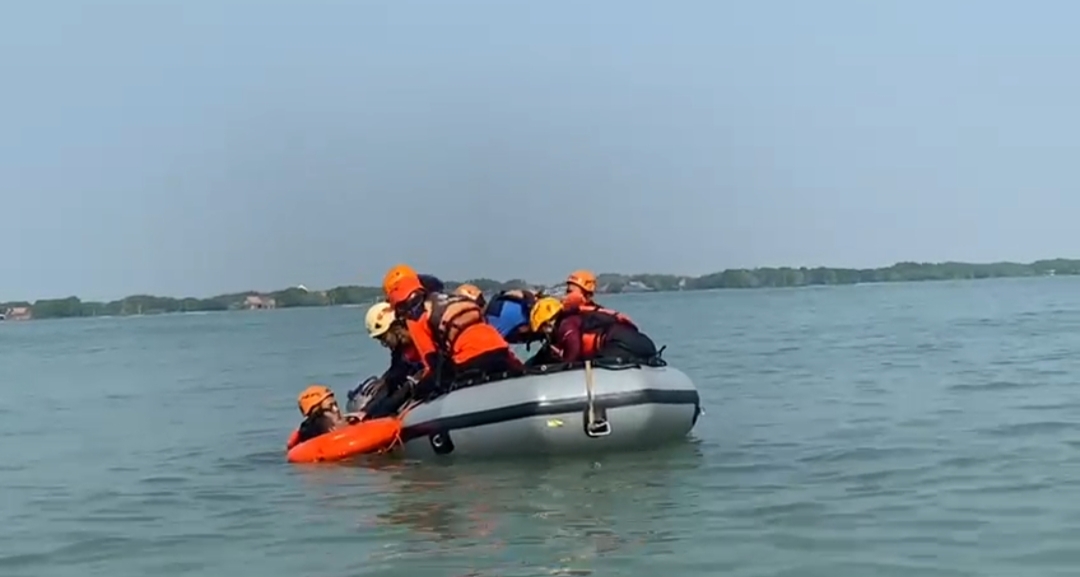 SIMULASI: Tim SAR Gabungan saat simulasi menyelematkan korban kecelakaan air di Laut Jawa, perairan Wonokerto, Kabupaten Pekalongan, Minggu (27/7/2025).