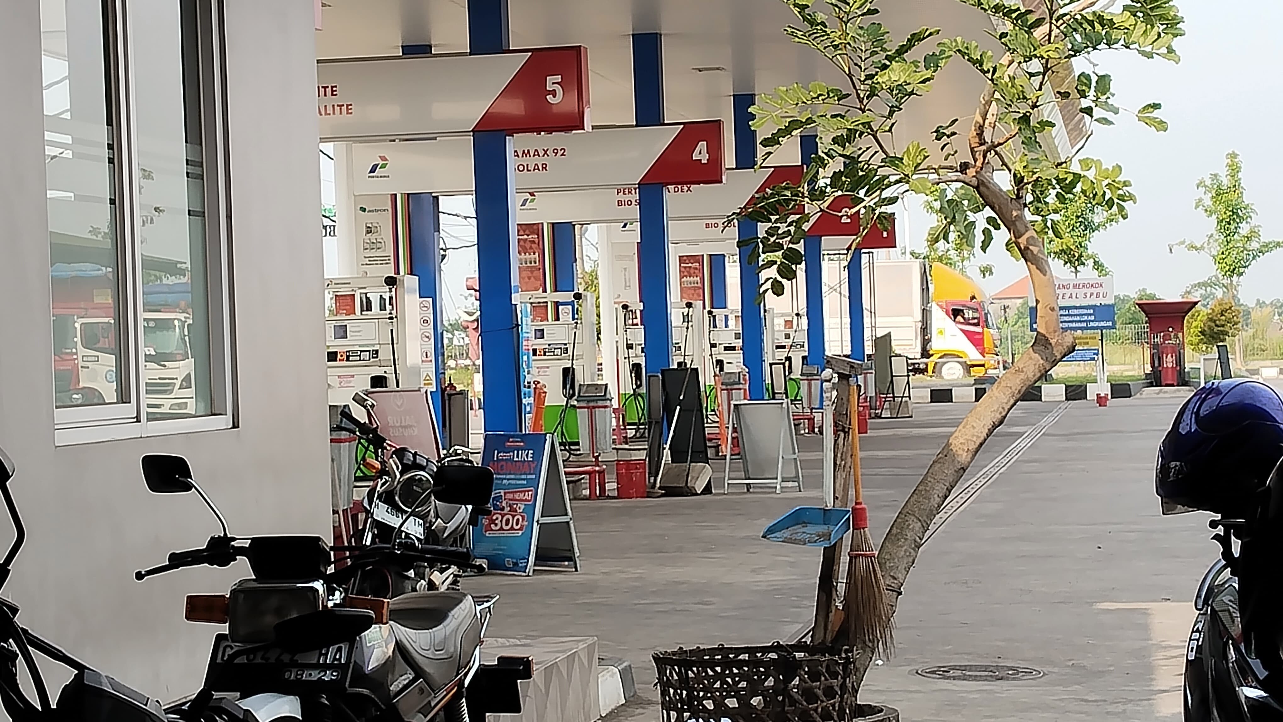 LENGANG - Suasana SPBU di Gringsing terlihat lengang karena stasiun pompa Pertalite sementara belum melayani&nbsp;pembeli, terkait kasus tercampur solar, Minggu (27/7/2025).