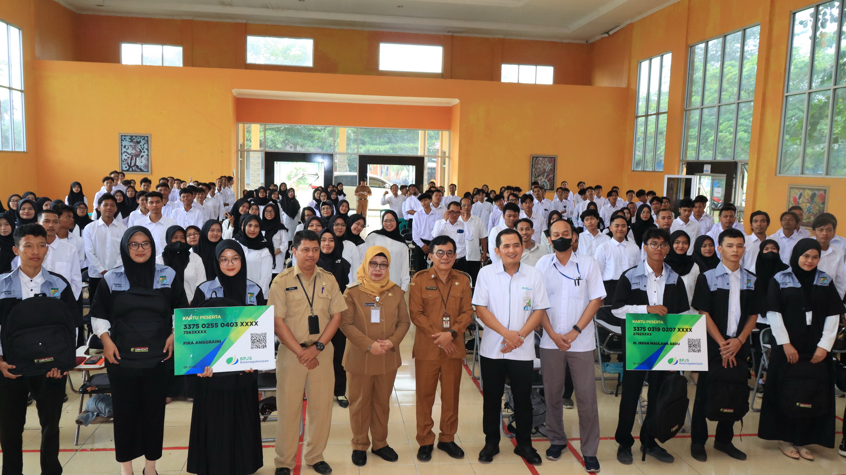 FOTO BERSAMA -&nbsp; Sekda Kota Pekalongan, Nur Priyantomo dan Kadis&nbsp;&nbsp; Dinperinaker berfoto bersama peserta pelatihan kerja, Tahap 1, di&nbsp; UPTD BLK, Senin (28/7/2025).