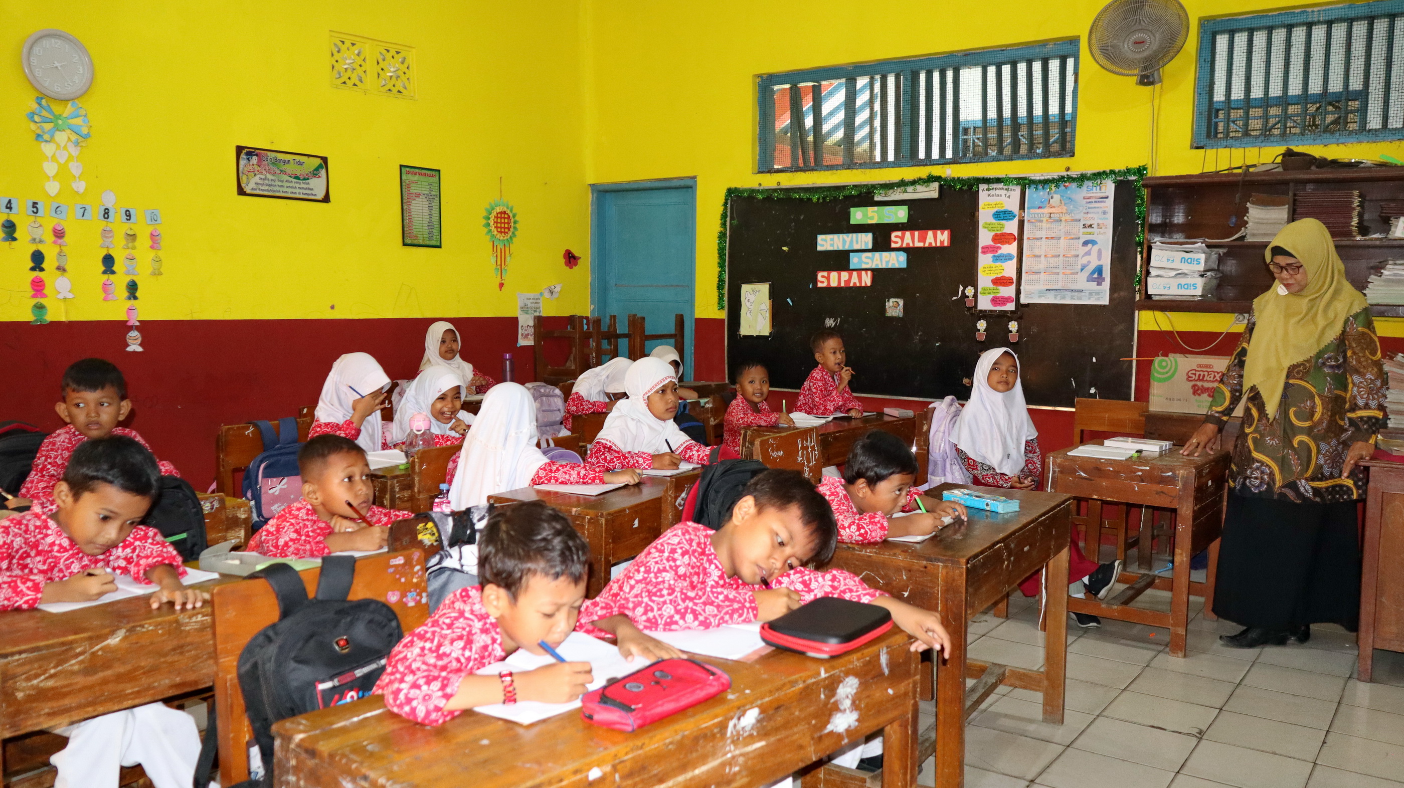 BELAJAR - Aktivitas belajar mengajar Sekolah Dasar Kota Pekalongan di salam kelas.