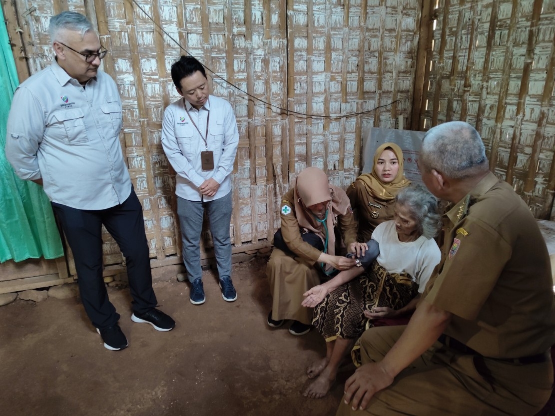 KESEHATAN: Warga kurang mampu saat dicek kesehatannya oleh petugas kesehatan.