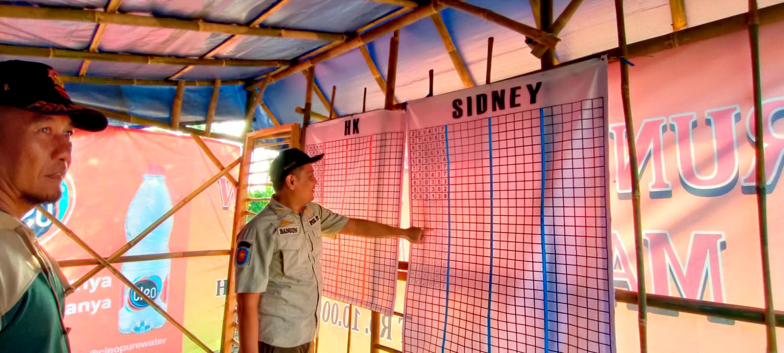 PENAMPAKAN DALAM WARUNG - Anggota Satpol P3KP Kota Pekalongan tunjukan alat judi online di dalam warung liar, sebelum dibongkar, Selasa (29/7/2025).