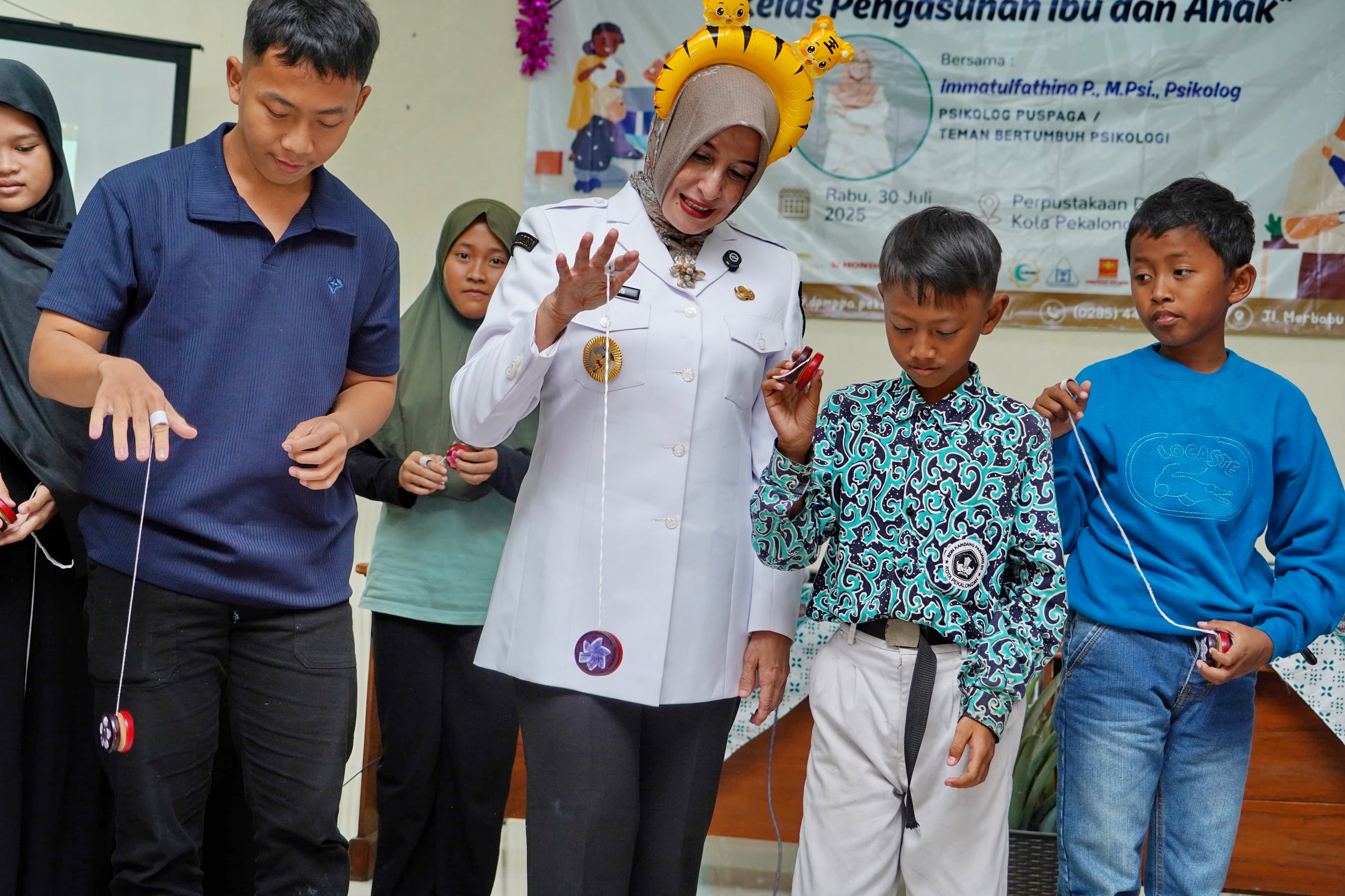 COBA MAIN - Wakil Wali Kota Pekalongan Hj Balgis Diab saat mencoba bermain yoyo, saat gelaran Festival Anak 2025 di Gedung Perpustakaan Daerah Kota Pekalongan, Rabu (30/7/2025).