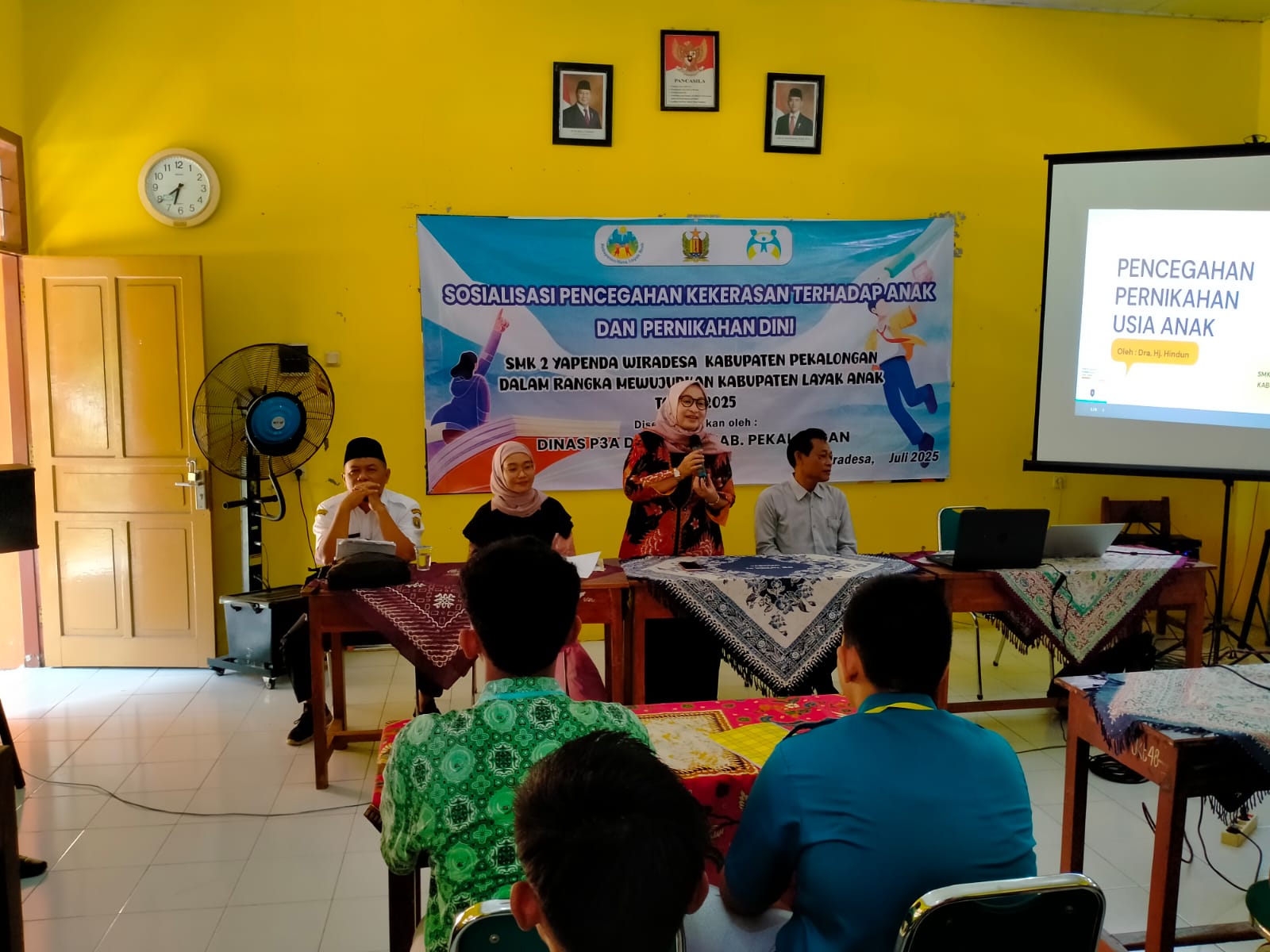 SOSIALISASI: Anggota DPRD Kabupaten Pekalongan Hindun saat menjadi narasumber sosialisasi Pencegahan Kekerasan Terhadap Anak dan Pernikahan Dini di SMK 2 Yapenda, Wiradesa, 16 Juli 2025.