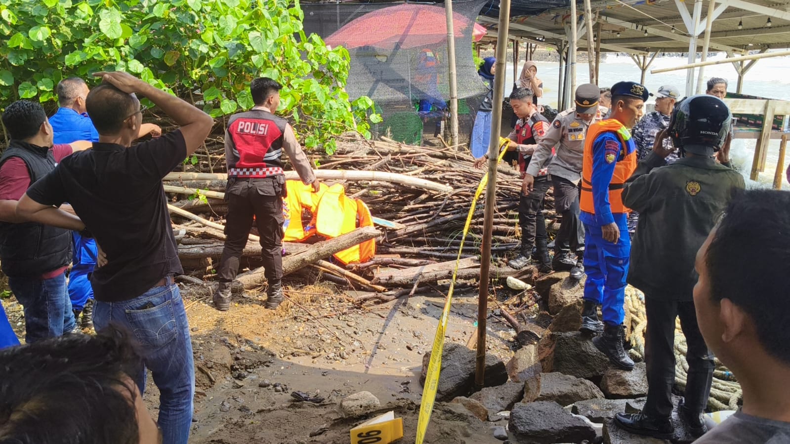 TENGGELAM: Aparat Kepolisian bersama tim SAR saat mengevakuasi mayat korban di Pantai Sigandu.