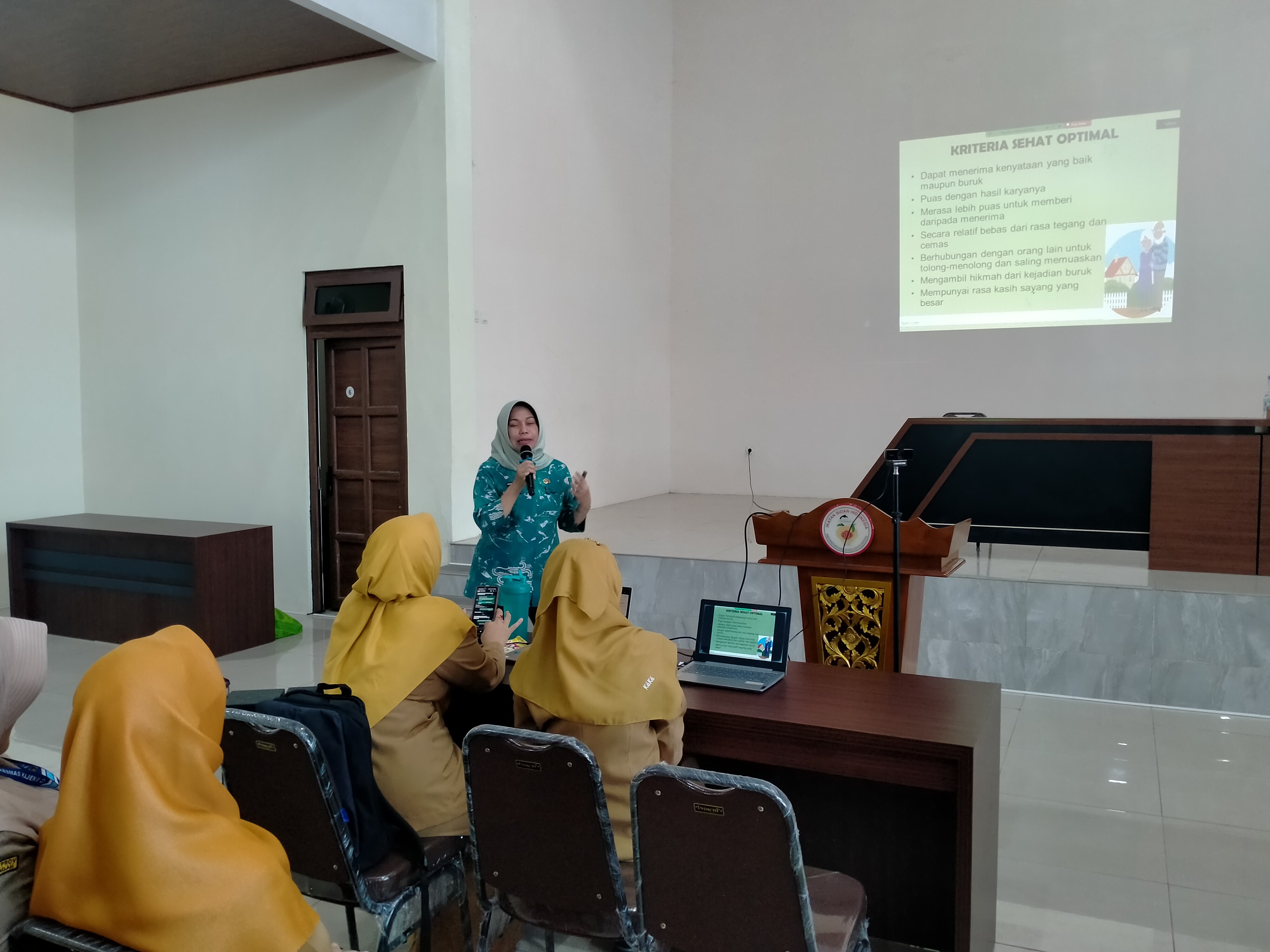 KESEHATAN: Direktur RSUD Kraton dr. Henny Rosita saat memaparkan materi soal pelayanan psikogeriatri pada lansia dalam lokakarya di Gedung Sekretariat IBI, Kajen, Kabupaten Pekalongan.