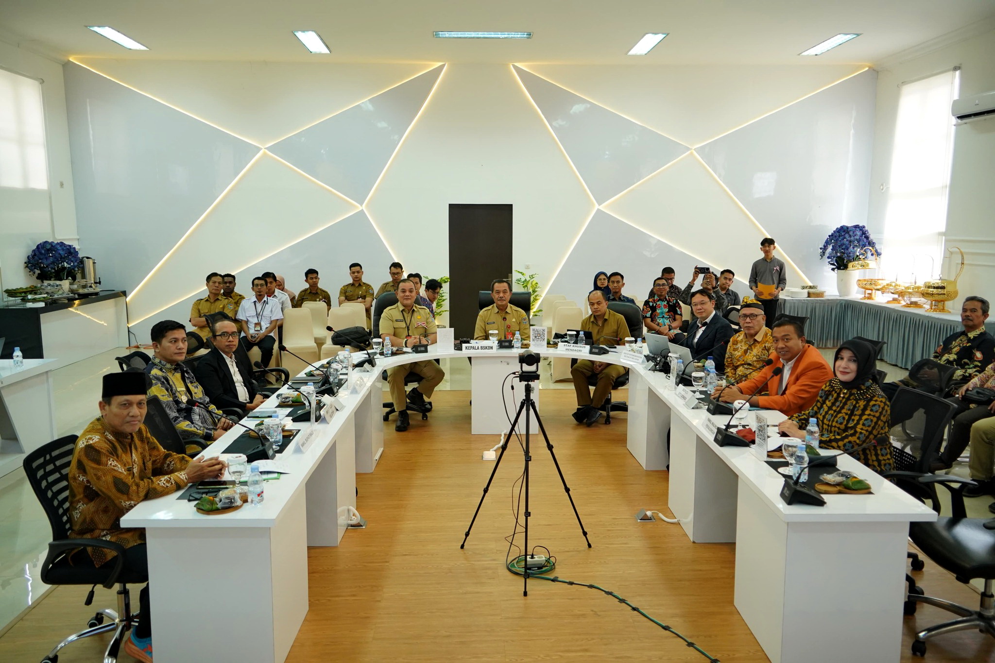 DISKUSI - Wakil WaliKota Pekalongan Hj Balgis Diab saat hadir langsung dalam Forum Diskusi Aktual bertema &ldquo;Waste to Energy&rdquo; yang digelar oleh BSKDN Kemendagri di Jakarta, Selasa (29/7/2025).