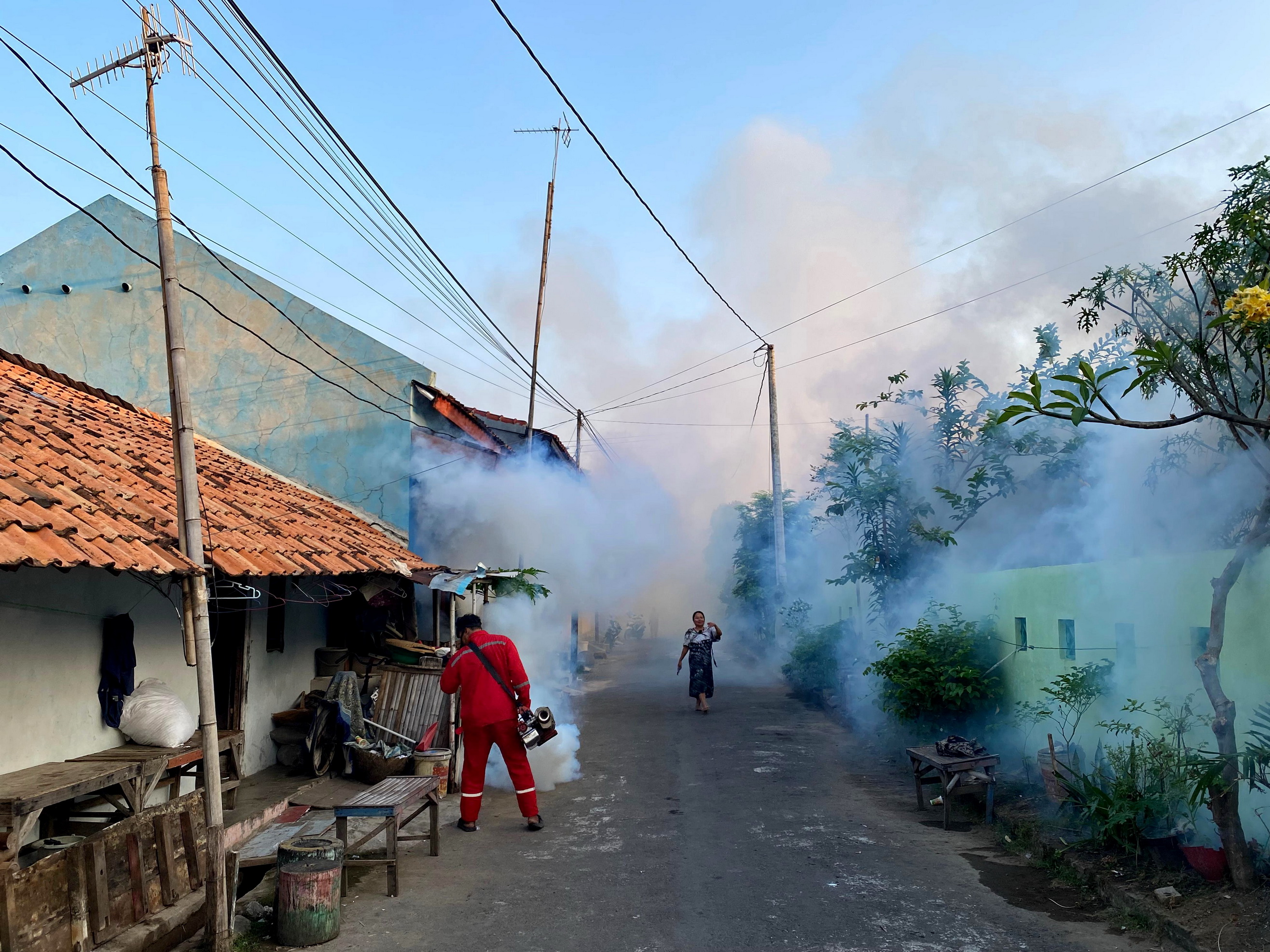 FOGGING&nbsp;- Dinas Kesehatan Kota Pekalongan saat melakukan fogging&nbsp;di salah satu kelurahan&nbsp;di Pekalongan Utara baru - baru ini.