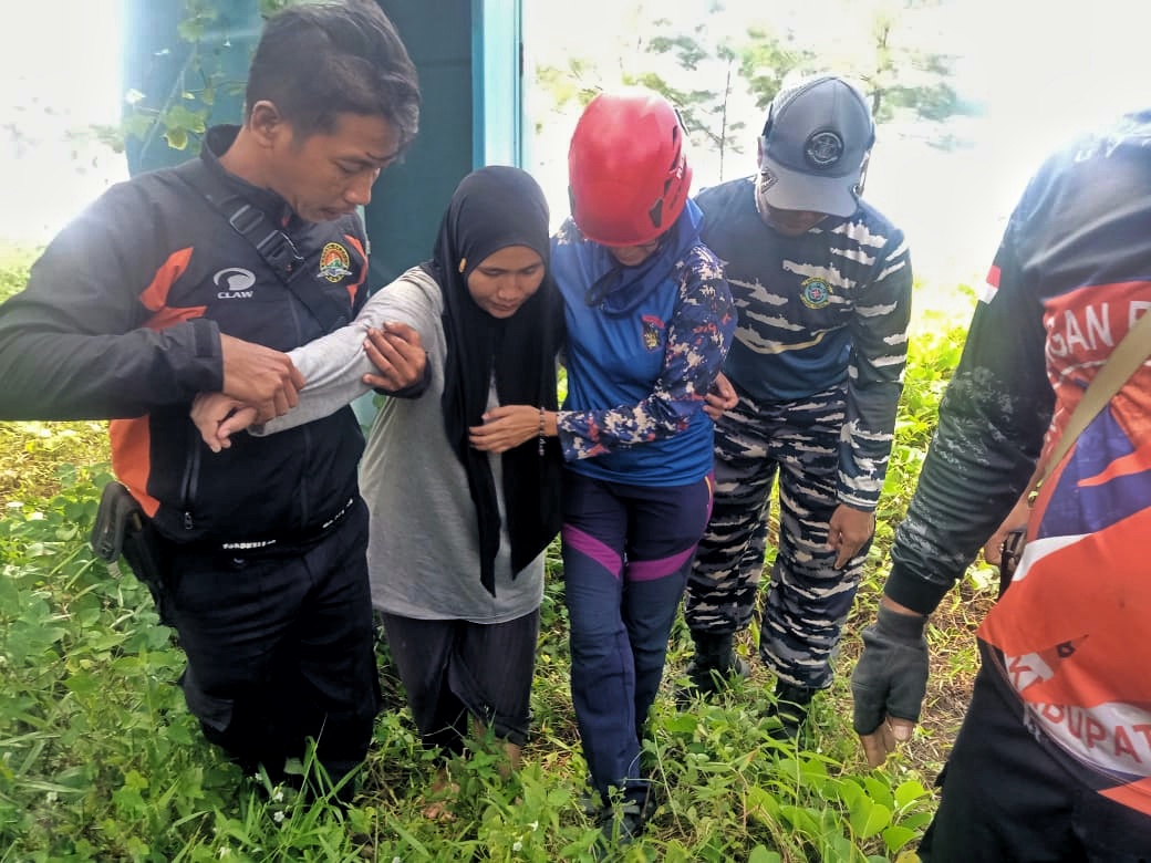 LINGLUNG: Ibu korban saat ditemukan di dalam toilet portabel do area Pantai Sigandu.
